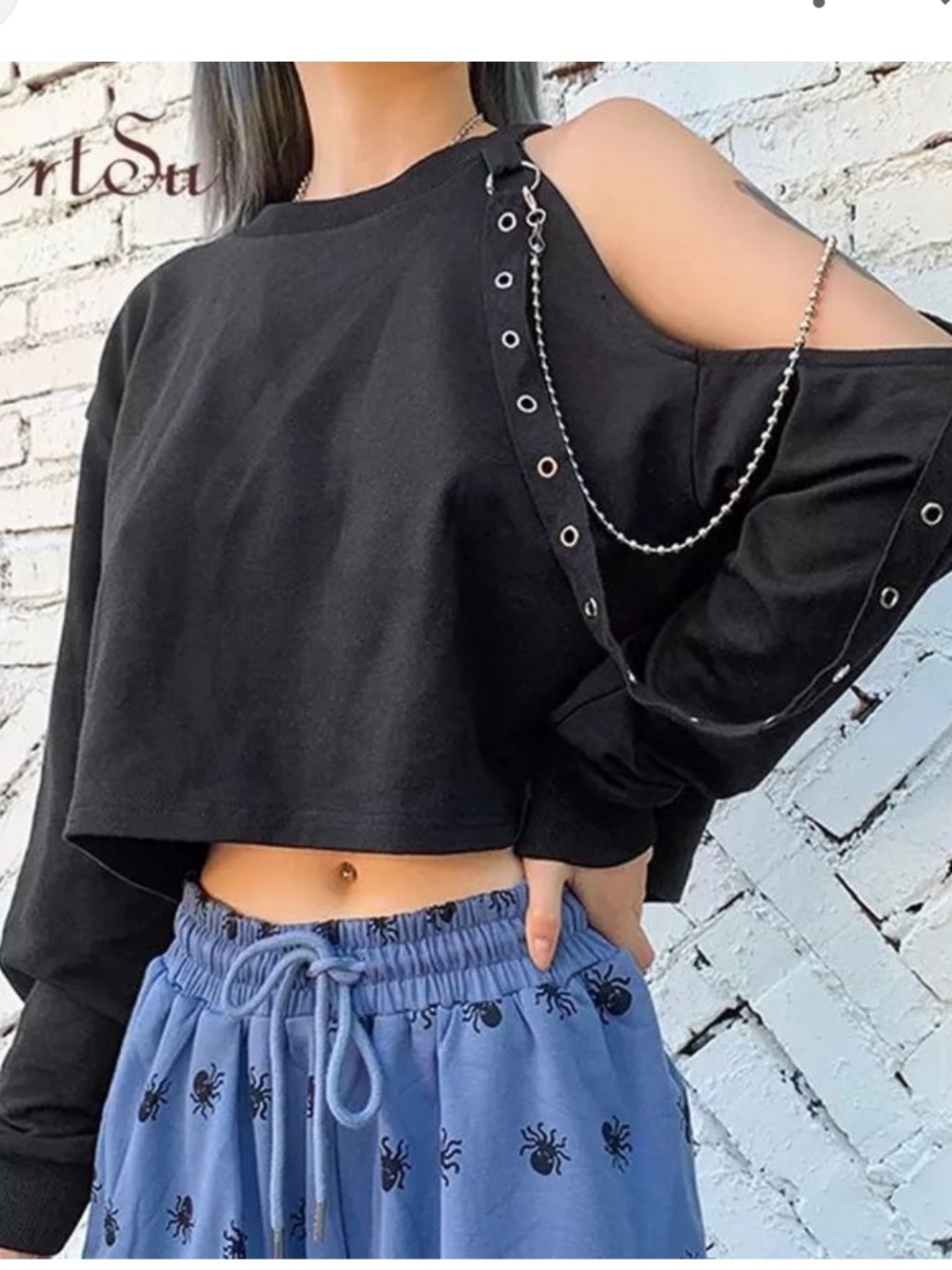 Loose off the shoulder crop with studde chain size M